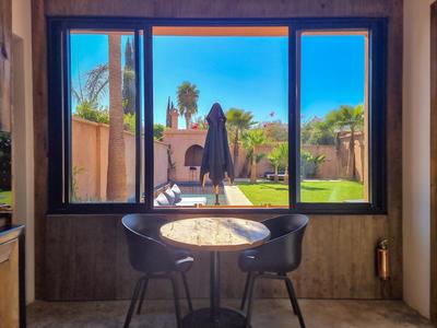 Villa avec gouvernante et 2 piscines dont une chauffée dans domaine securise