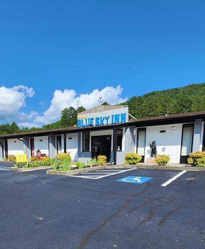 Blue Sky Inn- Complimentary Happy Hour Th-Sun, Veteran owned, Full Breakfast, Best green space, 1 mile from Blue Ridge, Fire Pit, Foto 2