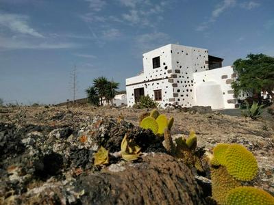 LANZAROTE Casa Volcánica-Anclada sobre la lava del volcán