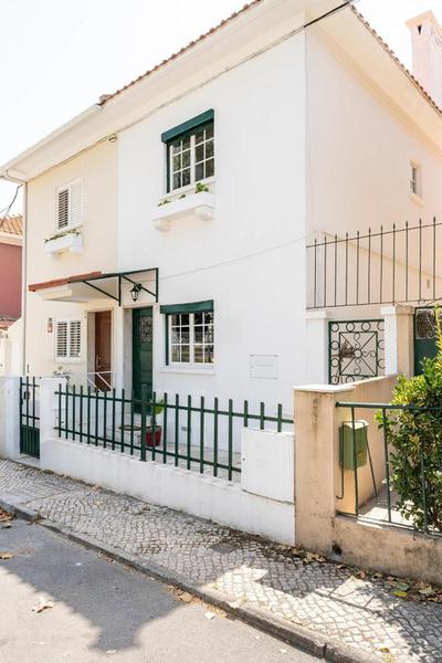 Lisbon Garden Stays, with BBQ, Easy Parking near Tejo, Fast Access to Alfama & Downtown