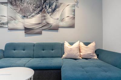 Bright 1 Br Apt wpatio, next to Westfield Centre