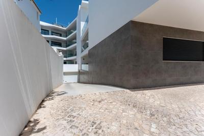 Stunning 3 BDR Flat W/ Rooftop Pool by LovelyStay