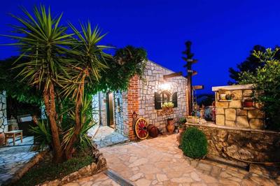 Rustical Vila VERDE with traditional Tavern & Pool