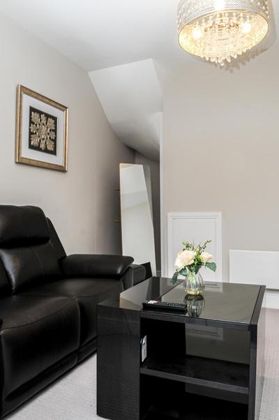 Luxury 5 Star apartments, Parking, Garden, near Metro Stations 10-15mins to London