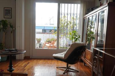 Chic 2BR Bright Penthouse with Open Wood Staircase