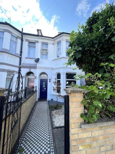 Stylish Ground Floor Garden Flat nr Central London