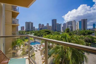 LUANA chic Hotel right on Kalakaua walk to beach L404