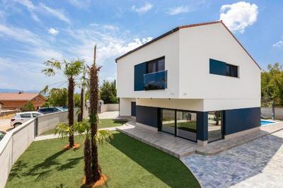 VILLA GEORGE z ogrevanim bazenom in vrtno kuhinjo