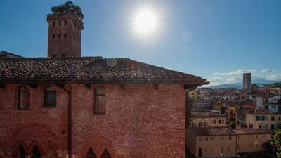 Casa Rosalba, spacious Home with Elevator along Via Guinigi inside the Lucca Walls