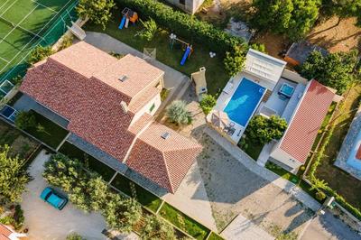 Villa Field Hill with Swimming Pool and Tennis Court