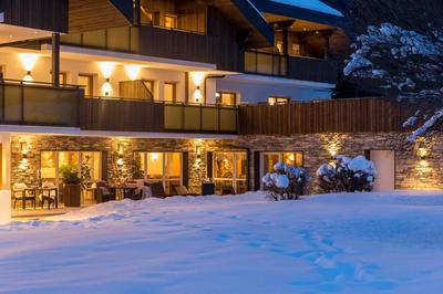 Aparthotel Familiaris - Family Apartments - Pools & Spa in Dolomites