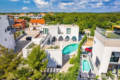 Villa Jerry's Palace - modern villa close to the beach