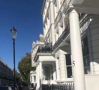 South Kensington stylish, quiet balcony apartment