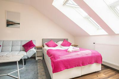 Airy Attic Apt.: Stylish Studio at Penzing Area