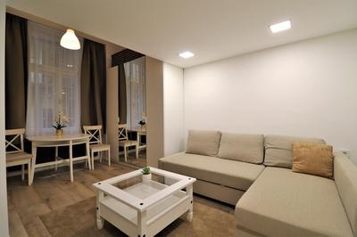 Roxy Studio 4-B