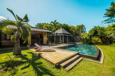 Villa sur le golf avec piscine et jardin tropical