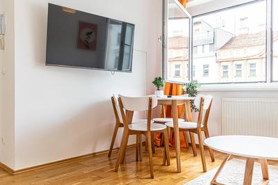 Chic 1BR and 1LR with Kingbed, 9 min to City Center via Metro