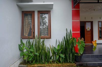 RedDoorz near Alun Alun Wonosobo 2