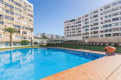 Apartamento con piscina y aire acondicionado