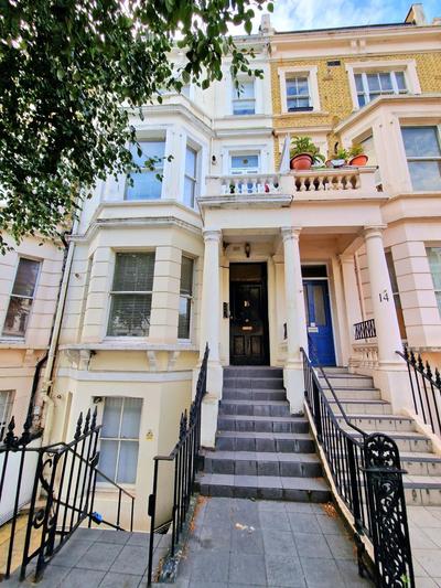 Charming Home with Private Balcony, on 1st floor, with 2 Bathrooms, 3 min walk to Earl's Court Station
