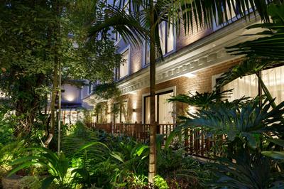 Hotel Thrive, A Tropical Courtyard