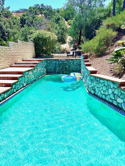 NEW Modern apt w/pool & hot tub in nature
