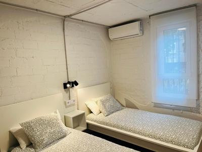 Sunny handmade home. WI-FI, a/c & free parking