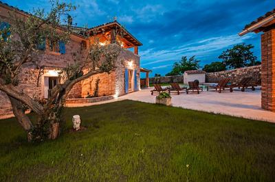 Beautiful Villa Tomani with Pool, Basketball and Volleyball Field