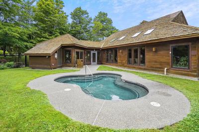 Highridge B16A Inviting Queen Room for Two with Access to Pool and Hot Tub