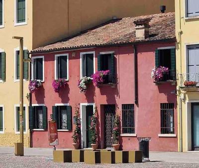 Storico alloggio fronte piazza in Borgo Portello