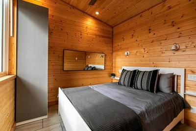 1-bedroom knotty Pine cabin w sauna & jacuzzi