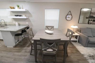 Renovated Stay, Parking, Near DT & Airport