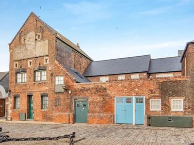 Town centre house, views over Quay & free parking!