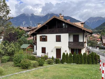 072 Trilocale, Giustino