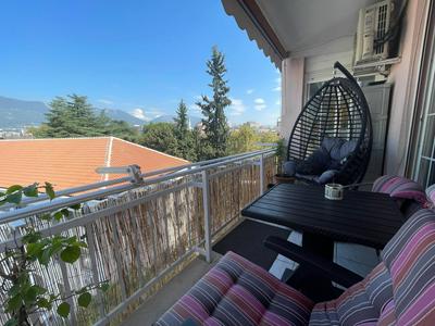 Pine-Tree Spacious 2 BDR Apartment near Tanners' Bridge with hot tub