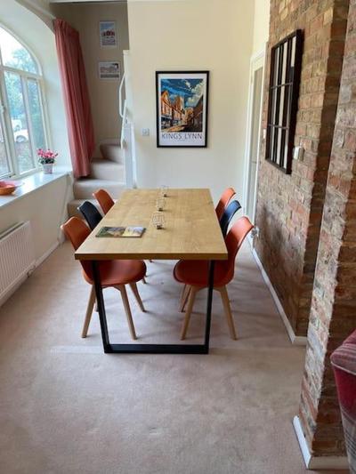 Town Centre House 2 Bedrooms and Futon Can Sleep Total Of 5 Free Onsite Parking 2 Cars