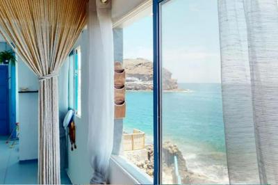 La casa con terraza privada sobre el mar