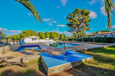 Flor - cozy bungalow with large comm. pool in Moraira