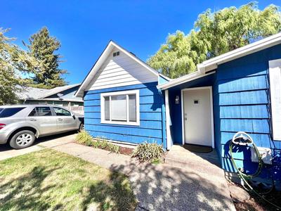Main St New with AC Monthly stays Charming Cottage KING BED