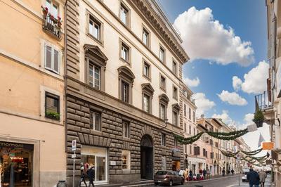 Spanish Steps Stylish Apartment