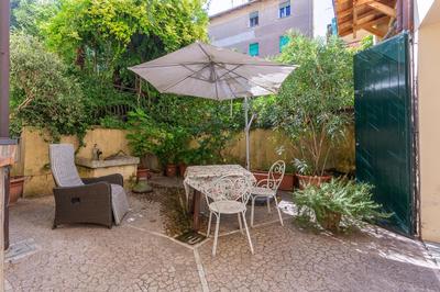 GuestHost - Pleasant Central Apartment with garden