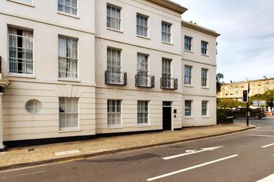 Belle Vue Stylish Town Centre Apartment with Private Parking