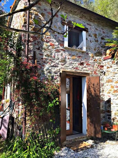 Casa indipendente immersa negli ulivi