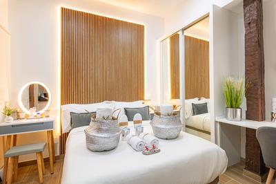 Sleep, Shower and coffee near Madrid's Gran Via