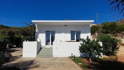 Beachfront Oleanders House in Skala