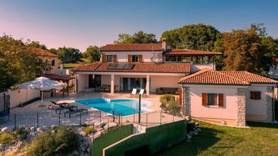 Villa Arton heated swimming-pool