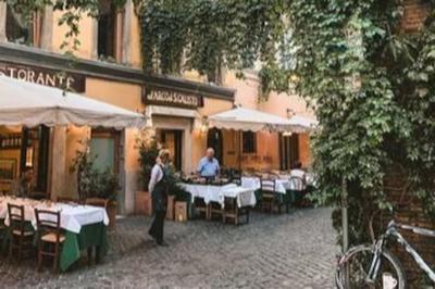 Peaceful apartment in piazza Venezia's alleys