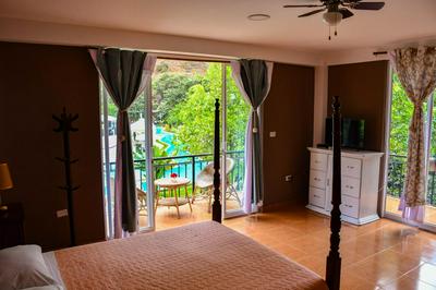 Zoila's Suite Escape