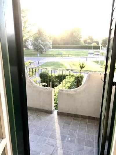 Villa a due piani con giardino e piscina
