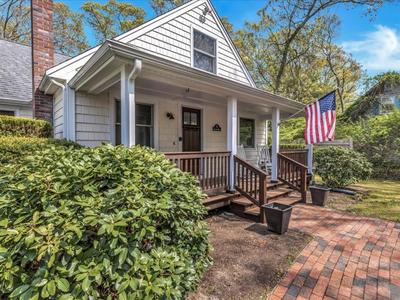 Jenkins Pond Beach Access with BBall Hoop & Grill, Bright Cape Cod Retreat near Jenkins Pond in Falmouth - Parking, Modern Retreat with Outdoor Space, 24 H
